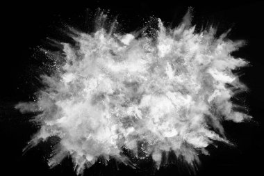 Siyah arka planda beyaz toz patlaması. Renkli bulut. Renkli toz patlar. Boya Holi.