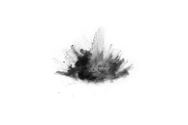 Beyaz zemin üzerinde kömür parçacıkları, beyaz zemin üzerine serpilmiş soyut toz, patlayan kara barutun dondurucu hareketi veya barut atmak.