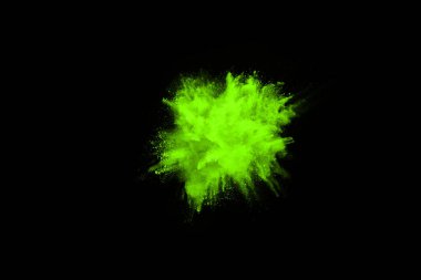 Soyut toz patlamasının hareketi siyah arka planda donmuş yeşil. Siyah zemin üzerindeki toz yeşilinin hareketini durdur. Patlayıcı tozu siyah arkaplanda yeşil.
