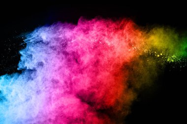 Siyah bir zemin üzerinde soyut renkli toz patlaması. Soyut toz püskürtülmüş arka plan, renk tozunun patlaması / renk tozunun dondurucu hareketi, çok renkli sim dokusu.