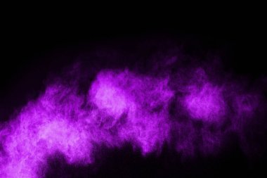 Soyut toz patlamasının hareketi siyah arka planda donmuş mor. Siyah arkaplandaki tozlu morun hareketini durdur. Siyah arkaplanda patlayıcı toz moru.