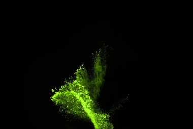 Soyut toz patlamasının hareketi siyah arka planda donmuş yeşil. Siyah zemin üzerindeki toz yeşilinin hareketini durdur. Patlayıcı tozu siyah arkaplanda yeşil.
