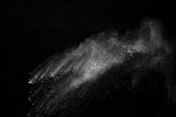 Взрыв белого пороха на черном фоне. Цветное облако. Разноцветная пыль взрывается. Холи, Пейнт.