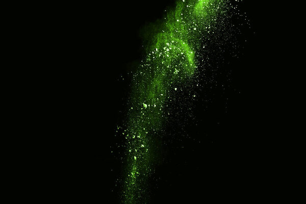 Движение абстрактного взрыва пыли застыло зеленым на черном фоне. Остановить движение порошка зеленого цвета на черном фоне. Взрывной порох зеленый на черном фоне
.