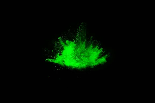 抽象尘埃爆炸的运动在黑色背景上冻结了绿色 停止粉状绿色在黑色背景上的运动 黑色背景上的绿色炸药 — 图库照片