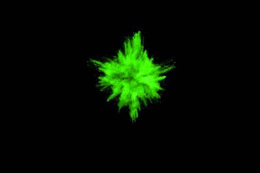 Soyut toz patlamasının hareketi siyah arka planda donmuş yeşil. Siyah zemin üzerindeki toz yeşilinin hareketini durdur. Patlayıcı tozu siyah arkaplanda yeşil.