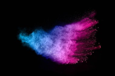 Siyah bir zemin üzerinde soyut renkli toz patlaması. Soyut toz püskürtülmüş arka plan, renk tozunun patlaması / renk tozunun dondurucu hareketi, çok renkli sim dokusu.