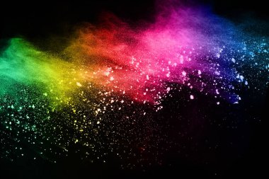 Siyah bir zemin üzerinde soyut renkli toz patlaması. Soyut toz püskürtülmüş arka plan, renk tozunun patlaması / renk tozunun dondurucu hareketi, çok renkli sim dokusu.