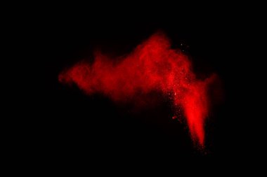 Siyah arka planda soyut kırmızı toz patlaması. Siyah arka planda soyut kırmızı toz sıçramış. Patlayan kırmızı barutun hareketsiz hareketi.