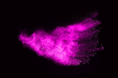 Siyah arka planda pembe toz patlaması. Renkli bulut. Renkli toz patlar. Boya Holi.