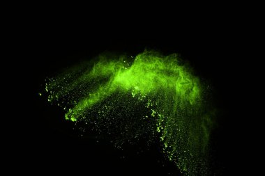 Soyut toz patlamasının hareketi siyah arka planda donmuş yeşil. Siyah zemin üzerindeki toz yeşilinin hareketini durdur. Patlayıcı tozu siyah arkaplanda yeşil.