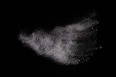 Siyah arka planda beyaz toz patlaması. Renkli bulut. Renkli toz patlar. Boya Holi.