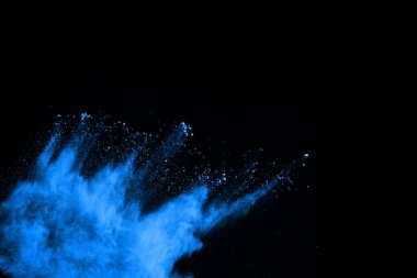 Siyah arka planda mavi barut patlaması. Renkli bulut. Renkli toz patlar. Boya Holi.