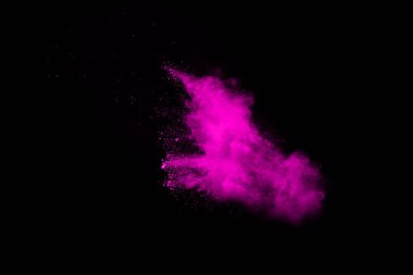 Siyah arka planda pembe toz patlaması. Renkli bulut. Renkli toz patlar. Boya Holi.
