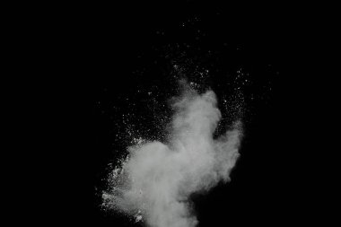 Siyah arka planda beyaz toz patlaması. Renkli bulut. Renkli toz patlar. Boya Holi.