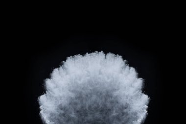 Siyah arka planda beyaz toz patlaması. Renkli bulut. Renkli toz patlar. Boya Holi.