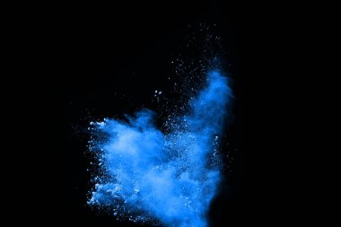 Siyah arka planda mavi barut patlaması. Renkli bulut. Renkli toz patlar. Boya Holi.