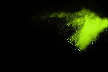 Soyut toz patlamasının hareketi siyah arka planda donmuş yeşil. Siyah zemin üzerindeki toz yeşilinin hareketini durdur. Patlayıcı tozu siyah arkaplanda yeşil.