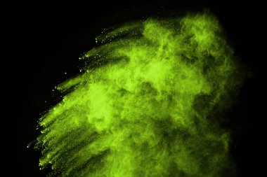 Soyut toz patlamasının hareketi siyah arka planda donmuş yeşil. Siyah zemin üzerindeki toz yeşilinin hareketini durdur. Patlayıcı tozu siyah arkaplanda yeşil.