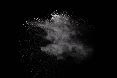 Siyah arka planda beyaz toz patlaması. Renkli bulut. Renkli toz patlar. Boya Holi.