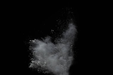 Siyah arka planda beyaz toz patlaması. Renkli bulut. Renkli toz patlar. Boya Holi.