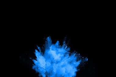 Siyah arka planda mavi barut patlaması. Renkli bulut. Renkli toz patlar. Boya Holi.