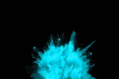 Siyah arka planda mavi barut patlaması. Renkli bulut. Renkli toz patlar. Boya Holi.