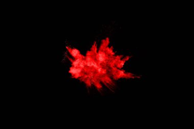 Siyah arka planda soyut kırmızı toz patlaması. Siyah arka planda soyut kırmızı toz sıçramış. Patlayan kırmızı barutun hareketsiz hareketi.