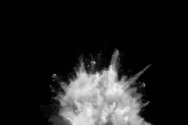 Siyah arka planda beyaz toz patlaması. Renkli bulut. Renkli toz patlar. Boya Holi.