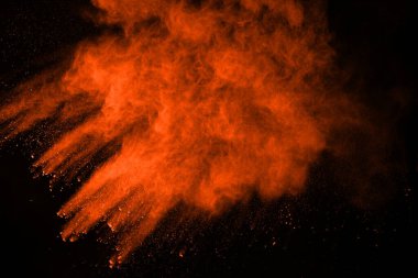 Siyah arka planda soyut kırmızı toz patlaması. Siyah arka planda soyut kırmızı toz sıçramış. Patlayan kırmızı barutun hareketsiz hareketi.