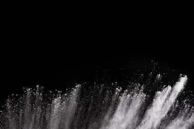 Siyah arka planda beyaz toz patlaması. Renkli bulut. Renkli toz patlar. Boya Holi.