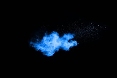 Siyah arka planda mavi barut patlaması. Renkli bulut. Renkli toz patlar. Boya Holi.