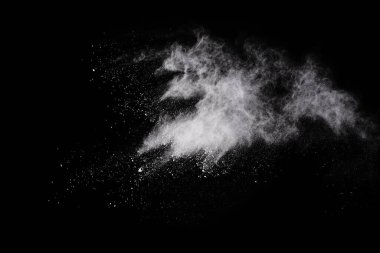 Siyah arka planda beyaz toz patlaması. Renkli bulut. Renkli toz patlar. Boya Holi.