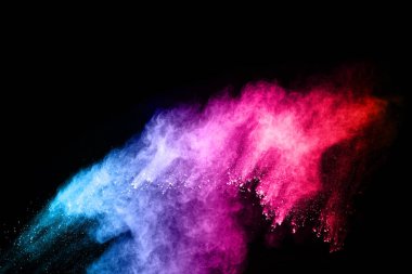 Siyah bir zemin üzerinde soyut renkli toz patlaması. Soyut toz püskürtülmüş arka plan, renk tozunun patlaması / renk tozunun dondurucu hareketi, çok renkli sim dokusu.