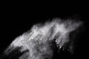 Siyah arka planda beyaz toz patlaması. Renkli bulut. Renkli toz patlar. Boya Holi.