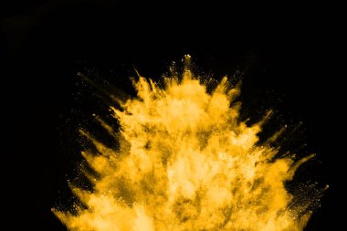 Siyah arkaplanda izole edilmiş sarı toz patlamasının dondurucu hareketi.