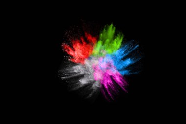 Siyah bir zemin üzerinde soyut renkli toz patlaması. Soyut toz püskürtülmüş arka plan, renk tozunun patlaması / renk tozunun dondurucu hareketi, çok renkli sim dokusu.