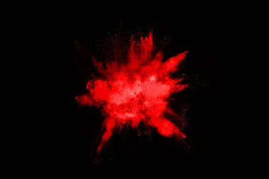 Siyah arka planda soyut kırmızı toz patlaması. Siyah arka planda soyut kırmızı toz sıçramış. Patlayan kırmızı barutun hareketsiz hareketi.