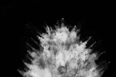Siyah arka planda beyaz toz patlaması. Renkli bulut. Renkli toz patlar. Boya Holi.
