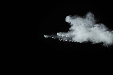 Siyah arka planda beyaz toz patlaması. Renkli bulut. Renkli toz patlar. Boya Holi.