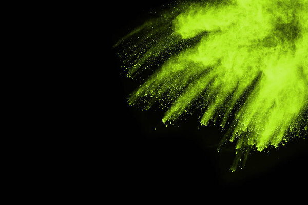 Движение абстрактного взрыва пыли застыло зеленым на черном фоне. Остановить движение порошка зеленого цвета на черном фоне. Взрывной порох зеленый на черном фоне
.