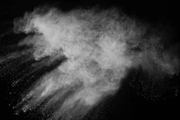 Siyah arka planda beyaz toz patlaması. Renkli bulut. Renkli toz patlar. Boya Holi.