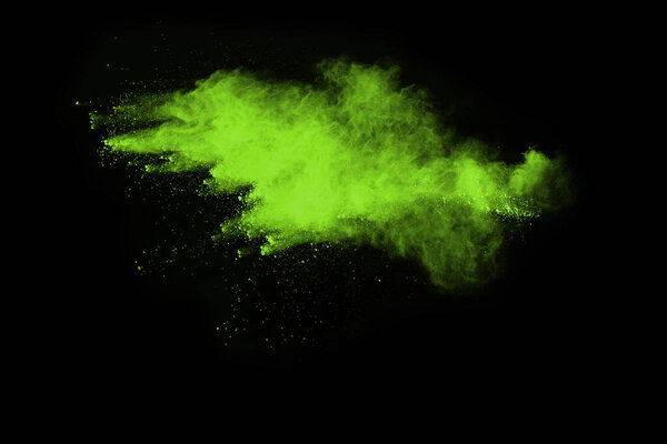 Движение абстрактного взрыва пыли застыло зеленым на черном фоне. Остановить движение порошка зеленого цвета на черном фоне. Взрывной порох зеленый на черном фоне
.