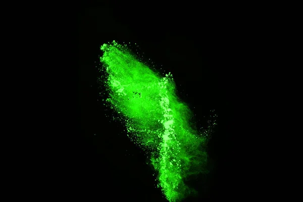 抽象尘埃爆炸的运动在黑色背景上冻结了绿色 停止粉状绿色在黑色背景上的运动 黑色背景上的绿色炸药 — 图库照片