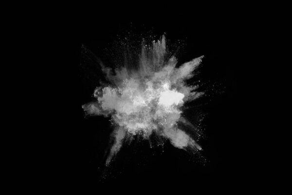 Взрыв белого пороха на черном фоне. Цветное облако. Разноцветная пыль взрывается. Холи, Пейнт.