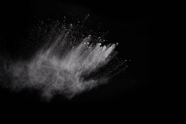 Взрыв белого пороха на черном фоне. Цветное облако. Разноцветная пыль взрывается. Холи, Пейнт.