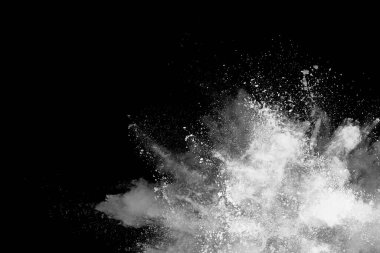 Siyah arka planda beyaz toz patlaması. Renkli bulut. Renkli toz patlar. Boya Holi.