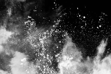 Siyah arka planda beyaz toz patlaması. Renkli bulut. Renkli toz patlar. Boya Holi.