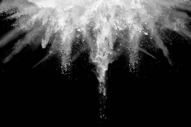 Siyah arka planda beyaz toz patlaması. Renkli bulut. Renkli toz patlar. Boya Holi.