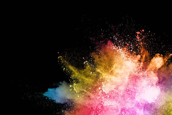 абстрактный взрыв цветной пыли на черном фоне. Абстрактный порошок брызги фона, замораживание движения цветового порошка взрывающийся / бросая цветовой порошок, разноцветный блеск текстуры.